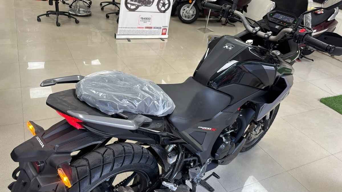 टूरिंग स्पेशलिस्ट को अभी घर लाए मात्र ₹4,000 की EMI पर, जाने Honda CB200X की बेहतरीन खासियत